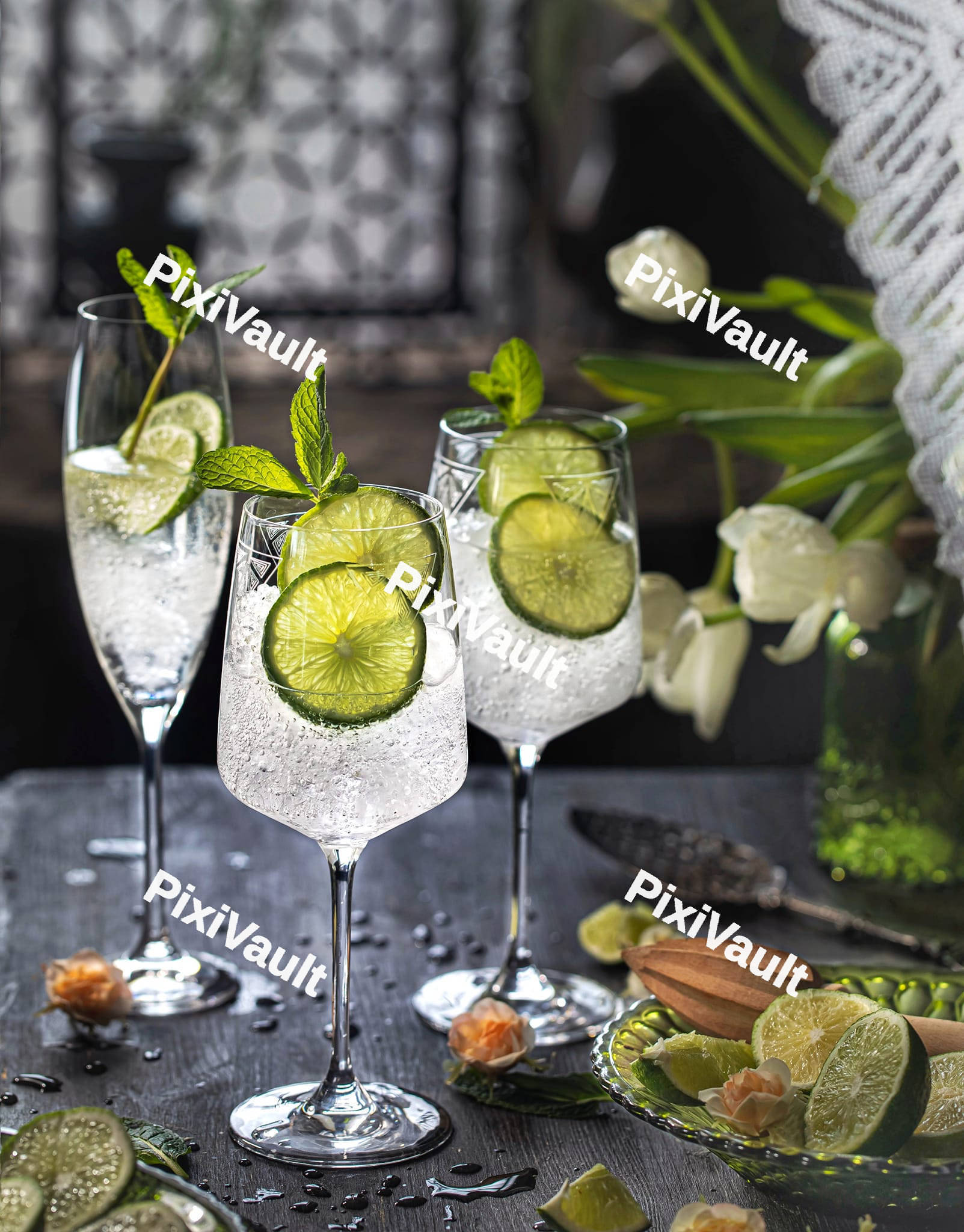 Glasses gin a tonic with lime